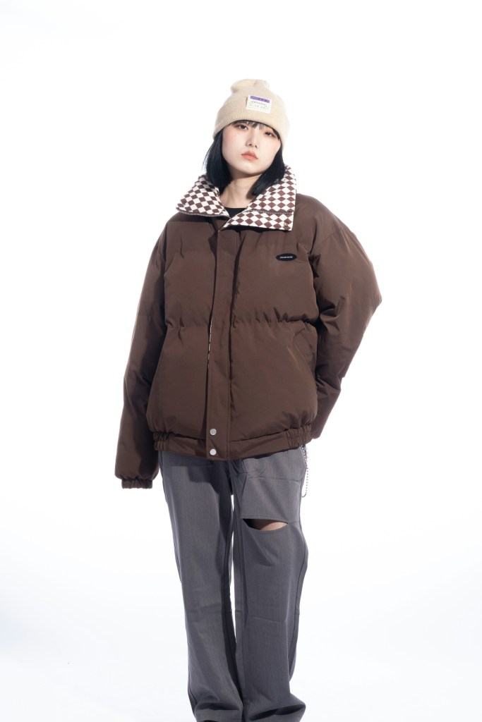 brown puffer jacket winter outfit with beanie and casual street style
brown puffer jacket winter outfit with beanie and casual street style
