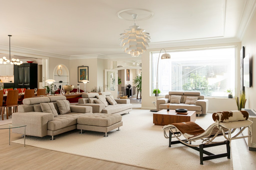 Neutral living room with natural materials, linen seating, wooden furniture, and a warm organic winter aesthetic.